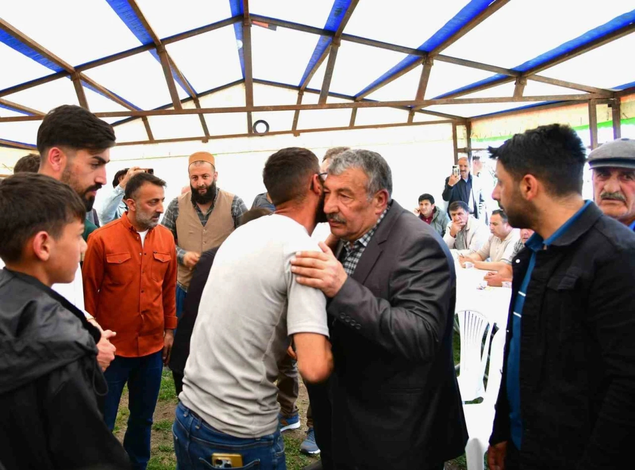 Ardahan Valisinin girişimiyle husumetli iki aile yıllar sonra barıştı
