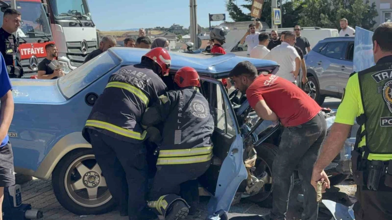 Ardı ardına şerit değiştiren s&uuml;r&uuml;c&uuml; kaza yaptı: 3 yaralı

