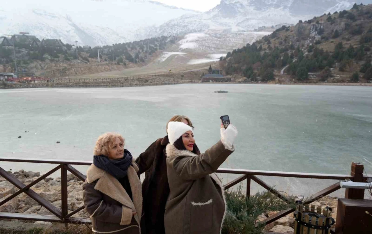 Ardı&ccedil;lı G&ouml;l&uuml; buzla kaplandı
