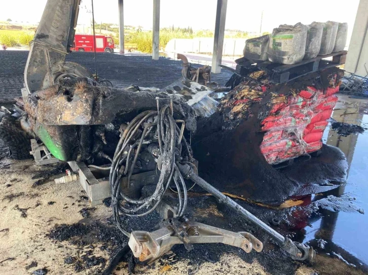 Ardiyede plastik kasalar yandı, g&ouml;ky&uuml;z&uuml;n&uuml; kara dumanlar kapladı
