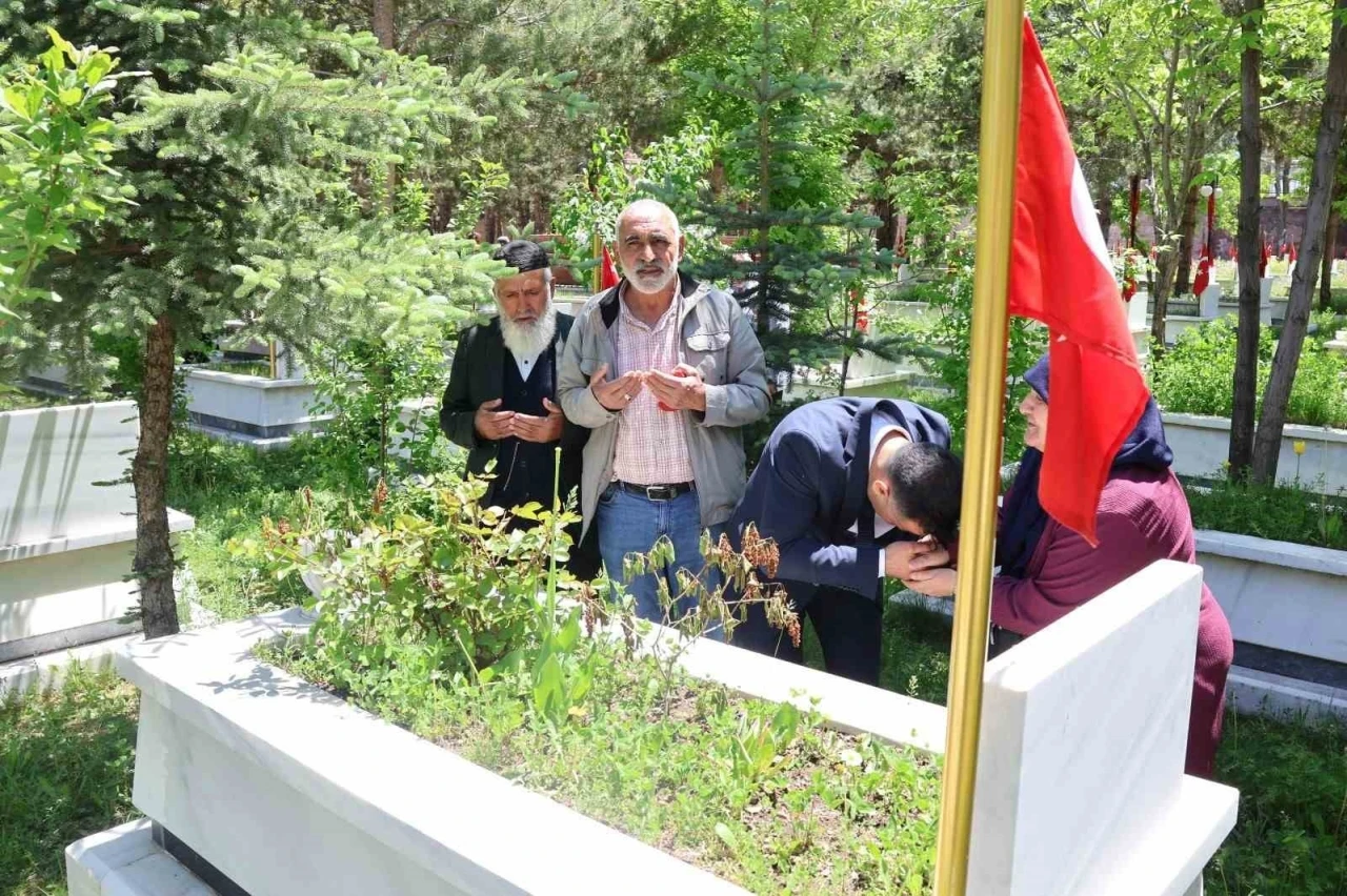Arefe gününde şehitlikler ziyaret edildi
