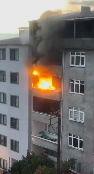 Arhavi&rsquo;de apartman dairesinde yangın paniği
