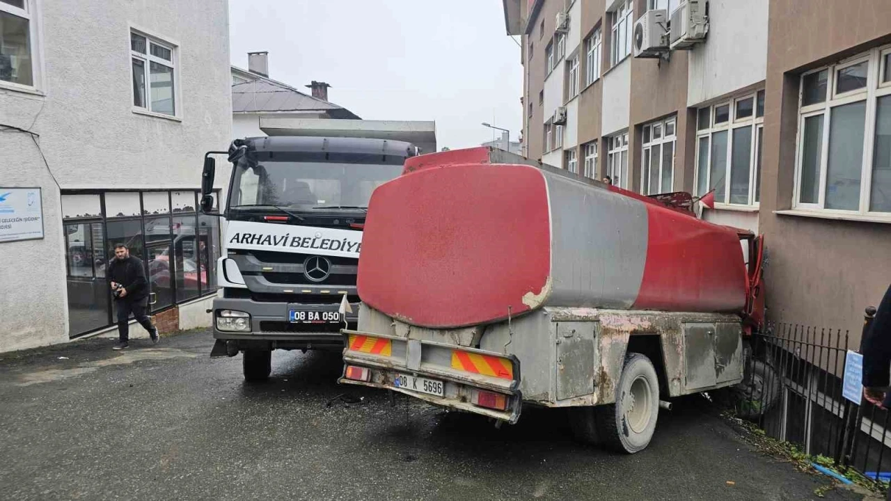Arhavi’de freni boşalan mazot yüklü tanker kaymakamlık binasına çarparak durabildi
