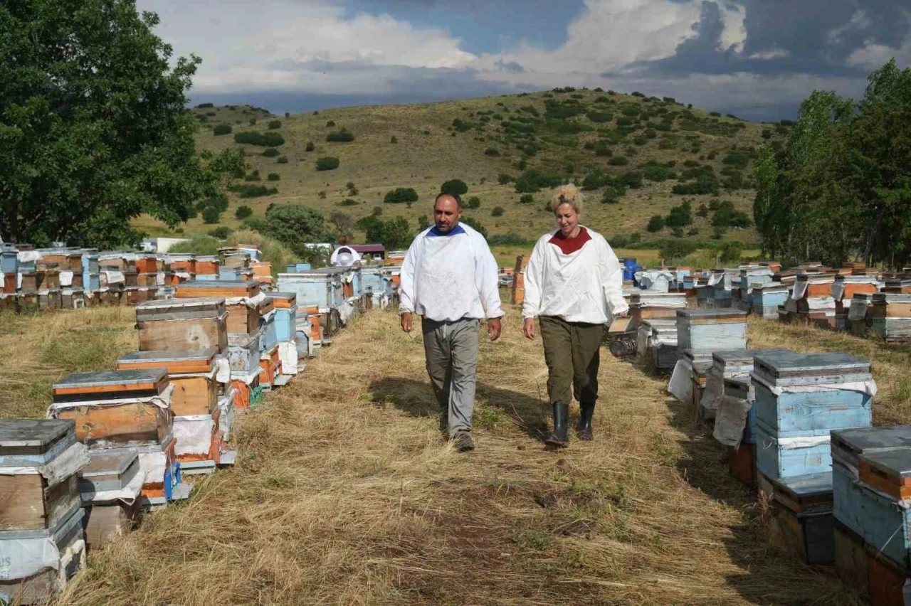 Arıların izinde bir &ouml;m&uuml;r: Karavan desteği gezgin arıcı aileye nefes oldu
