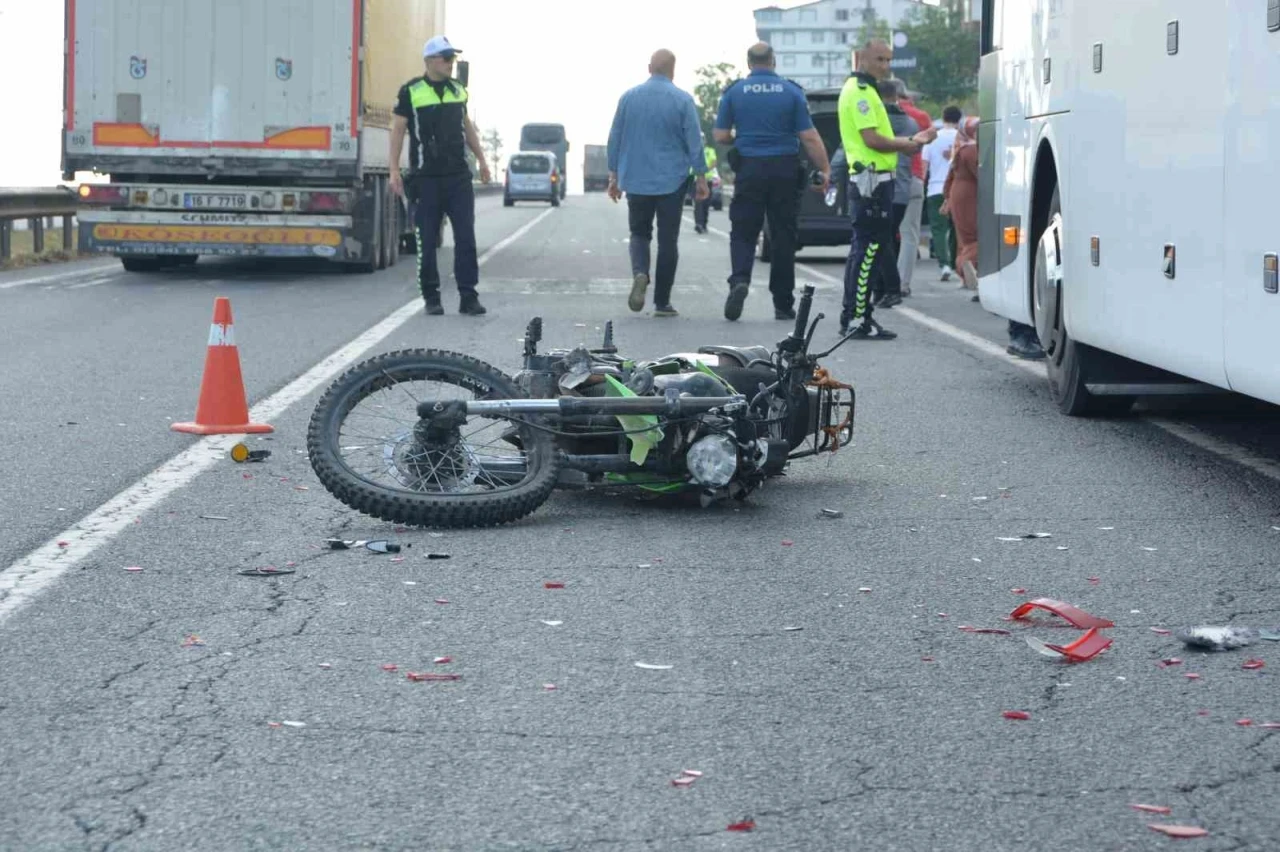 Arızalanan otob&uuml;se &ccedil;arpan motosiklet s&uuml;r&uuml;c&uuml;s&uuml;, otomobilin &ccedil;arpması sonucu can verdi
