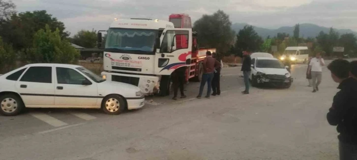 Arızalı otomobil bir anda &ccedil;alışıp hareket edince 3 ara&ccedil; birbirine girdi
