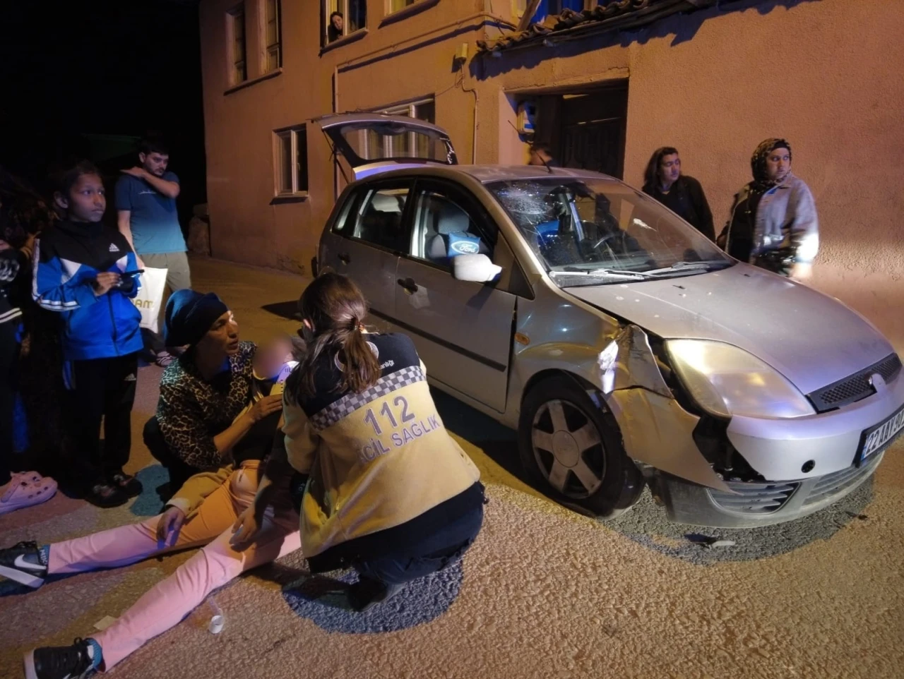Arka koltukta oturan çocukların sorusuna cevap verdiği an kaza beraberinde geldi
