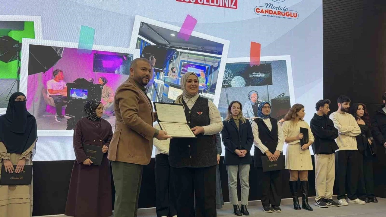 Arnavutk&ouml;y Belediyesi Yeni Medya Akademisi ilk mezunlarını verdi
