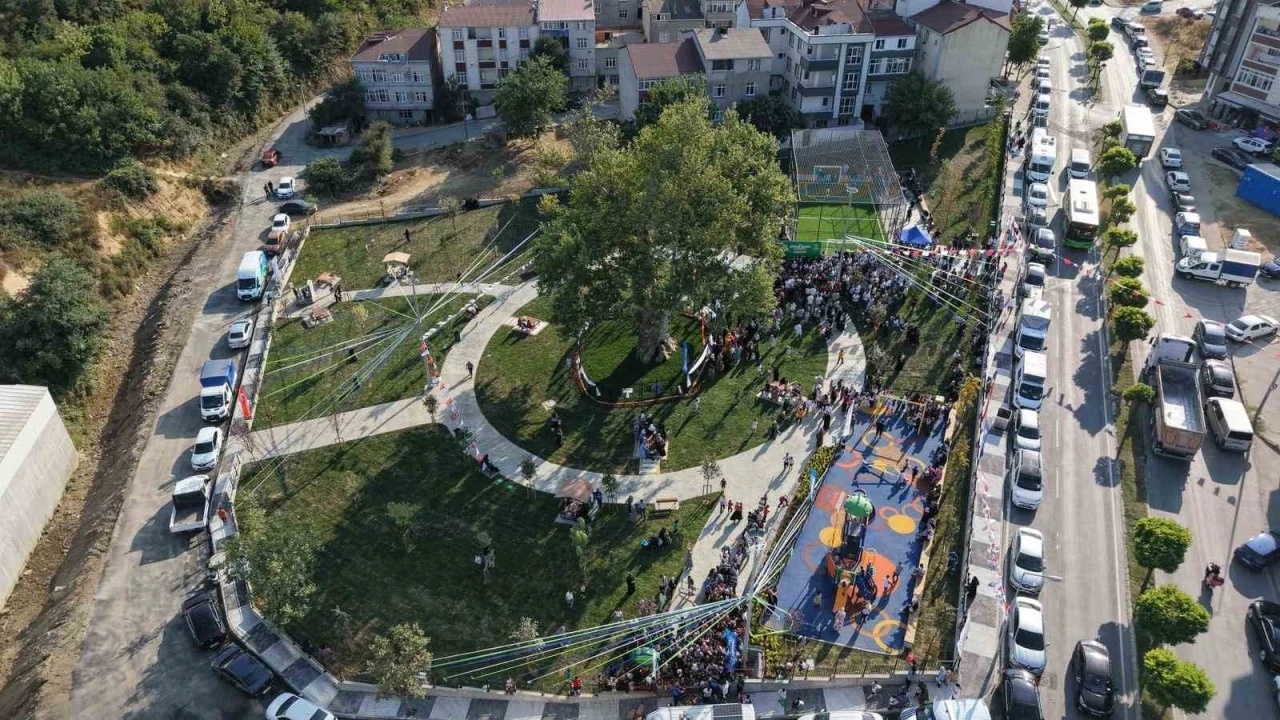 Arnavutköy Belediyesinden asırlık çınar gölgesinde yeni park açıldı
