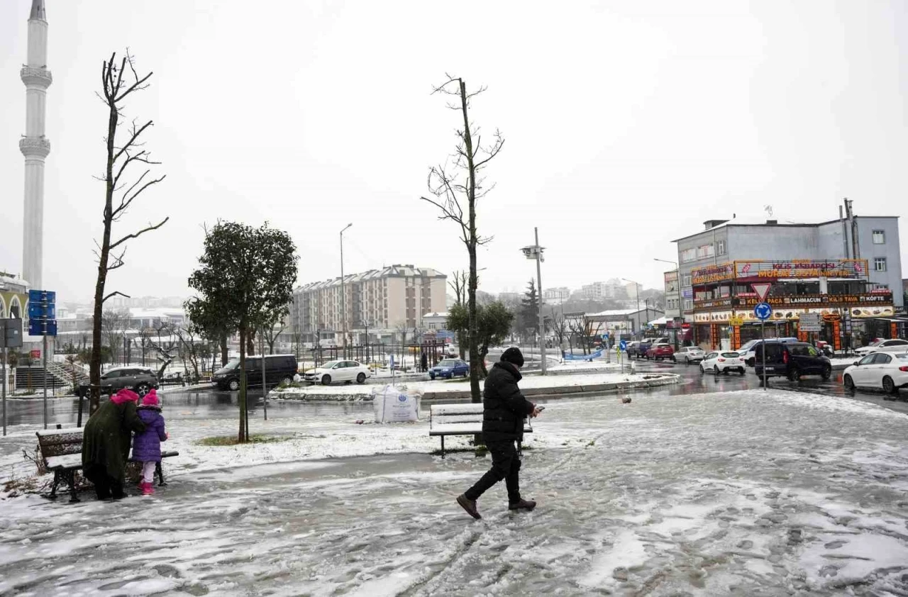 Arnavutköy beyaz örtü ile kaplandı