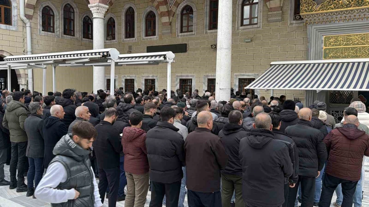 Arnavutk&ouml;y&rsquo;de cami avlusunda vurulan yaşlı adam son yolculuğuna uğurlandı
