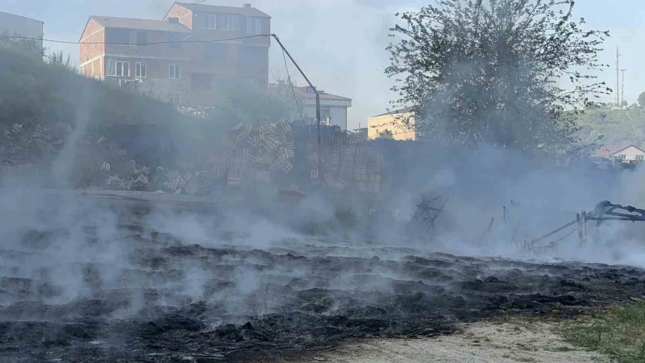 Arnavutköy’de fabrika bahçesinde korkutan yangın
