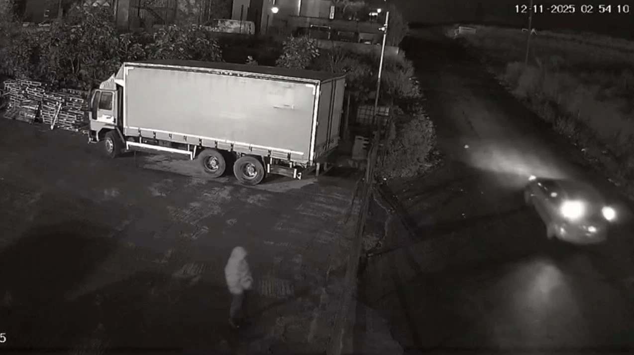 Arnavutköy’de fabrikaya kurşun yağmuru kamerada: 20 bin lira için tetikçi tuttu
