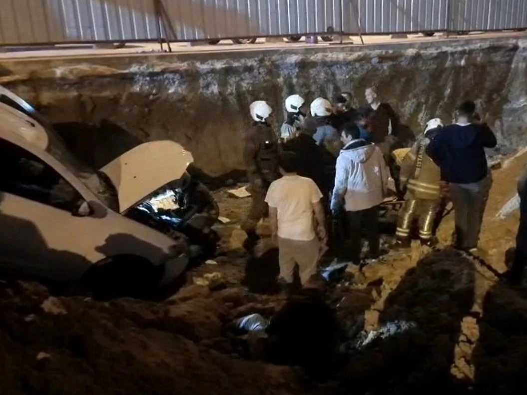 Arnavutköy’de feci kaza, bekçiye çarpıp şantiye alanına uçtu

