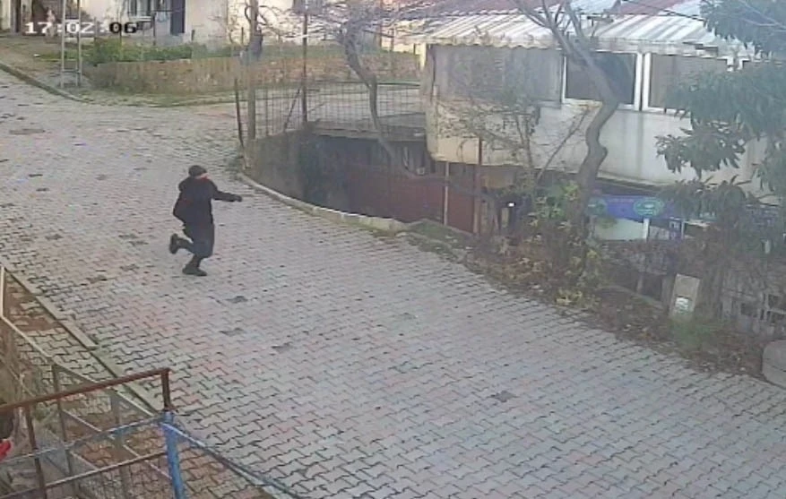 Arnavutköy’de film sahnelerini aratmayan gasp: Kaçan şüpheli &quot;Ayağına sıkarım&quot; diye tehdit etti

