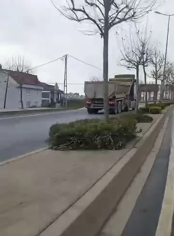 Arnavutk&ouml;y&rsquo;de hafriyat kamyonu ters y&ouml;ne girerek s&uuml;ratle ilerledi
