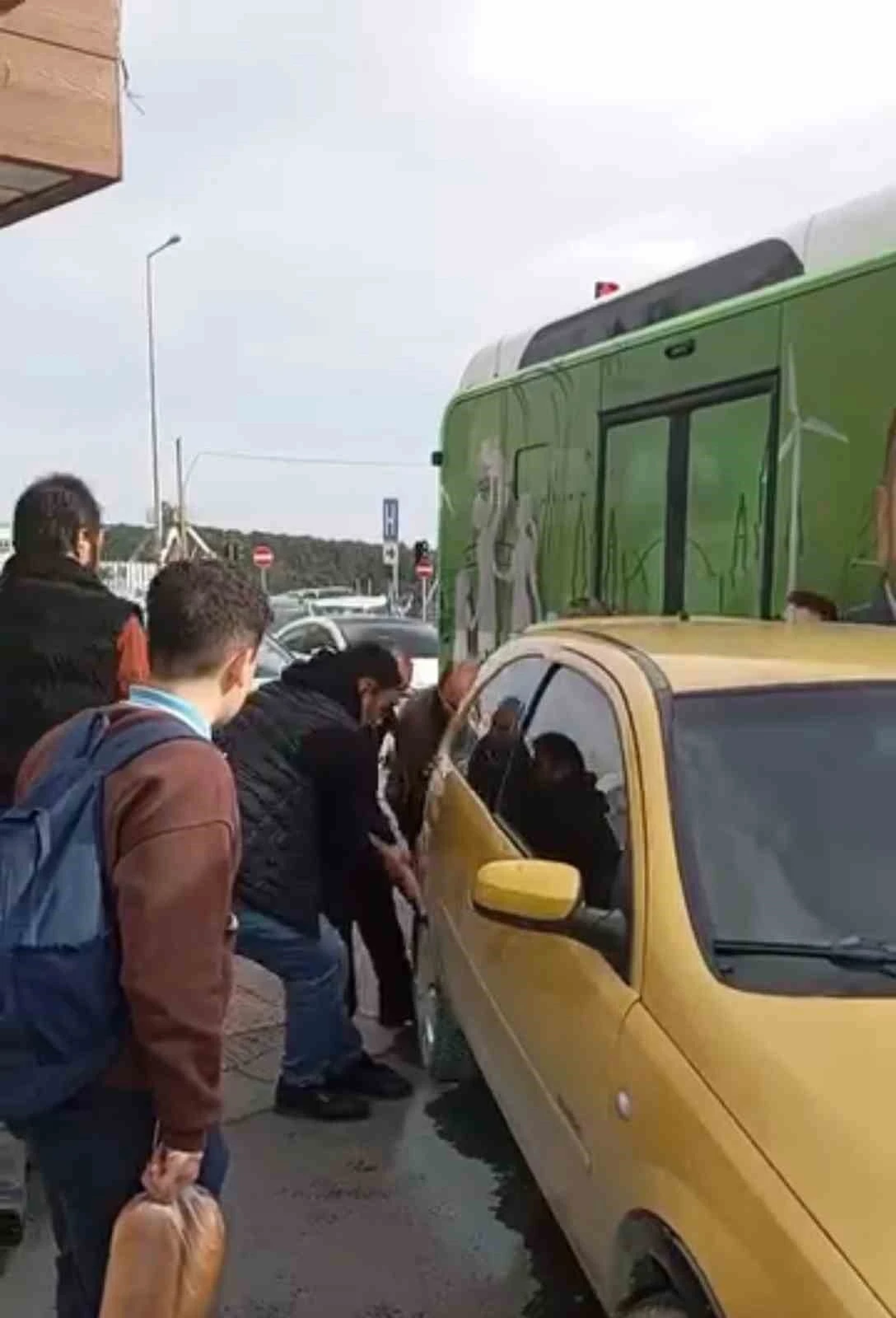 Arnavutk&ouml;y&rsquo;de ilgin&ccedil; anlar: Otob&uuml;se yol vermek i&ccedil;in aracı elleriyle kaldırdılar
