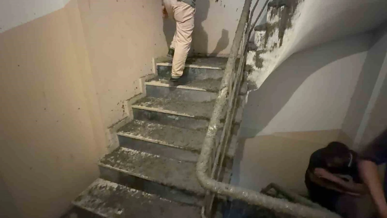 Arnavutk&ouml;y&rsquo;de inşaatta beton d&ouml;k&uuml;l&uuml;rken 6 katlı binanın duvarı patladı: Y&uuml;zlerce kilo beton bina i&ccedil;erisine doldu
