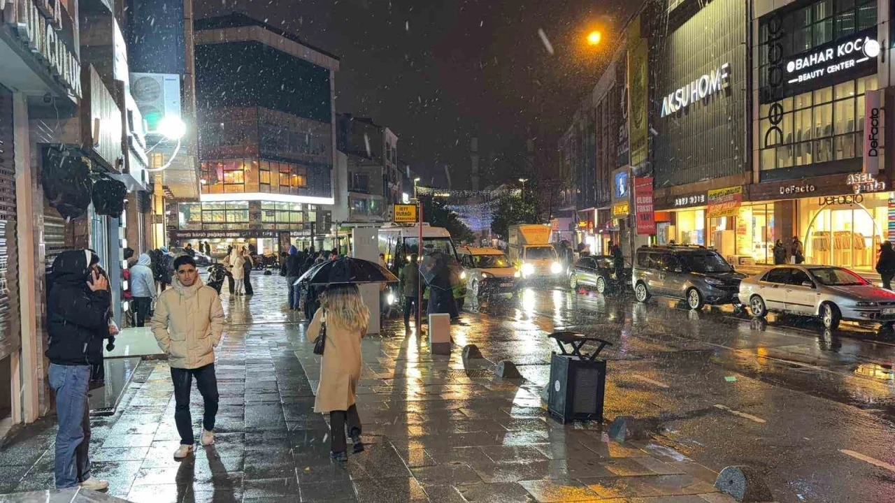 Arnavutk&ouml;y&rsquo;de kar yağışı başladı
