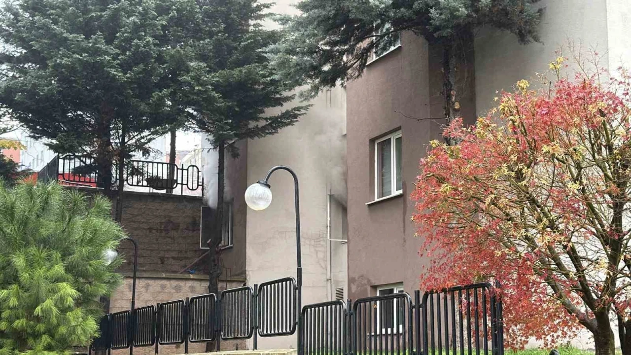 Arnavutk&ouml;y&rsquo;de Kiptaş konutlarında yangın paniği blok boşaltıldı
