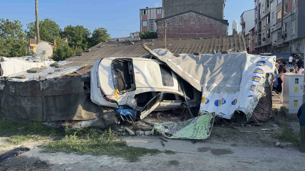 Arnavutk&ouml;y&rsquo;de kontrolden &ccedil;ıkan otomobil eve daldı: 5 yaralı
