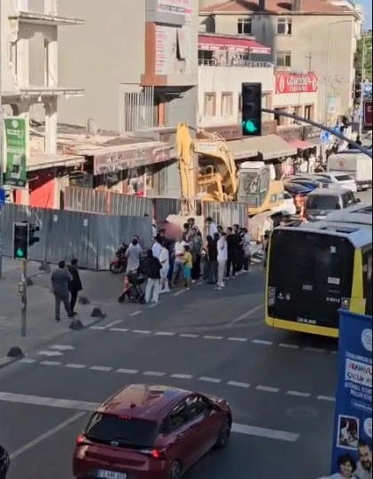 Arnavutköy’de motokurye bariyerleri yıkıp inşaat alanına daldı
