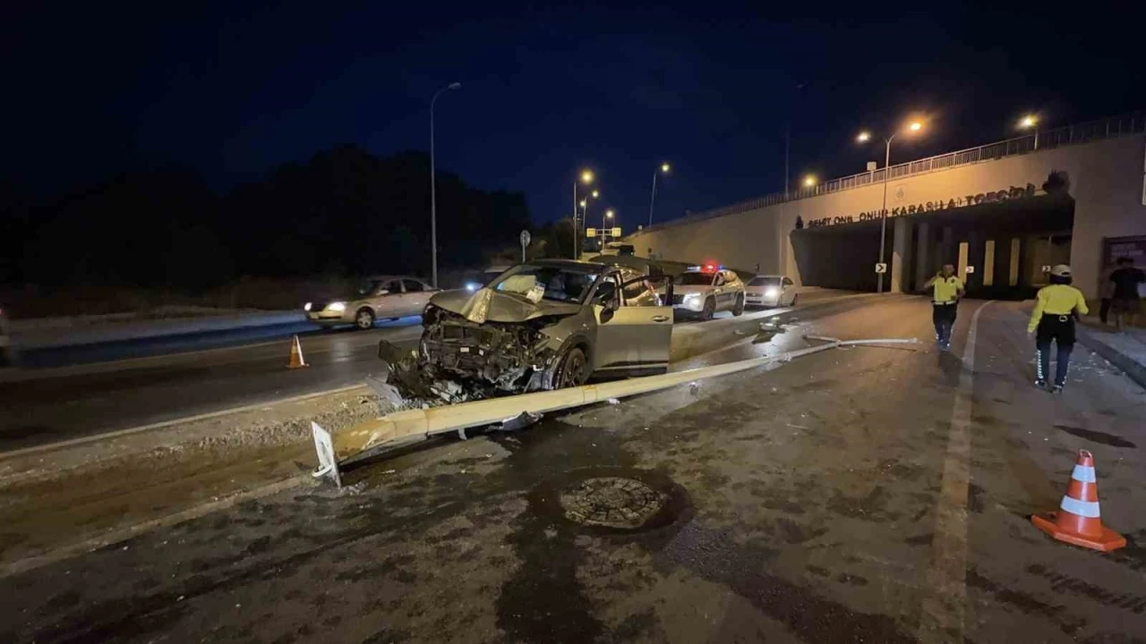 Arnavutköy’de otomobil direğe çarptı: 2 yaralı
