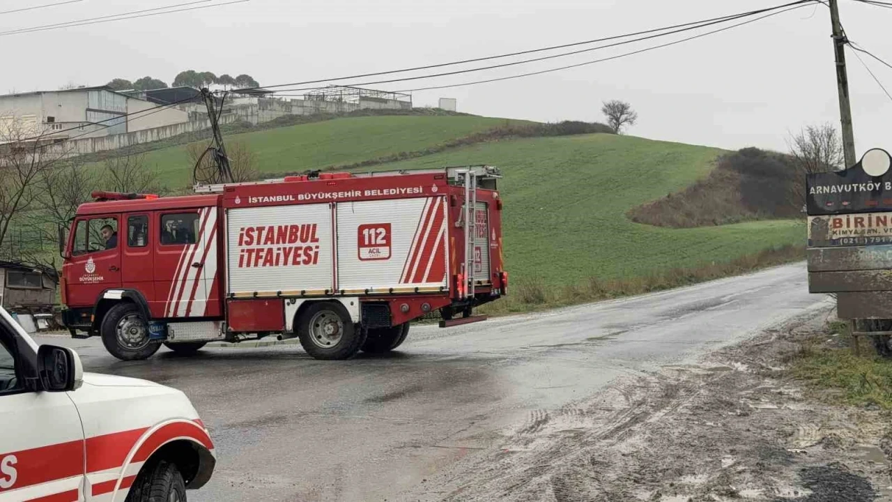 Arnavutk&ouml;y&rsquo;de otomobil su kanalına u&ccedil;tu: S&uuml;r&uuml;c&uuml; yaralı

