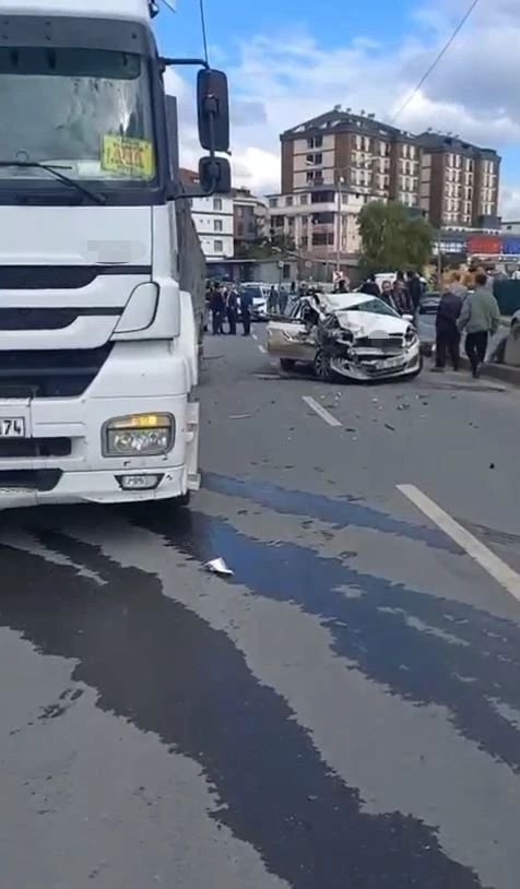 Arnavutköy’de otomobil tıra arkadan çarptı: 1 ölü

