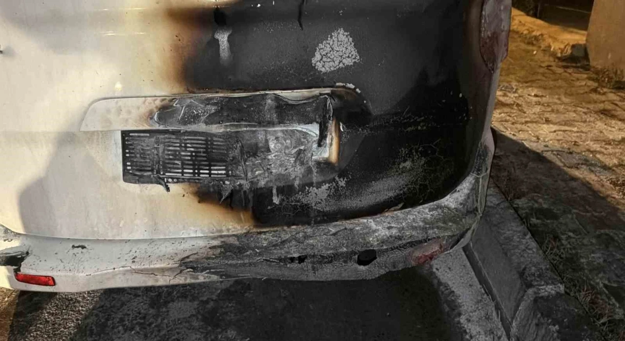 Arnavutk&ouml;y&rsquo;de park halindeki otomobil alev aldı: 2 ara&ccedil; kullanılamaz hale geldi
