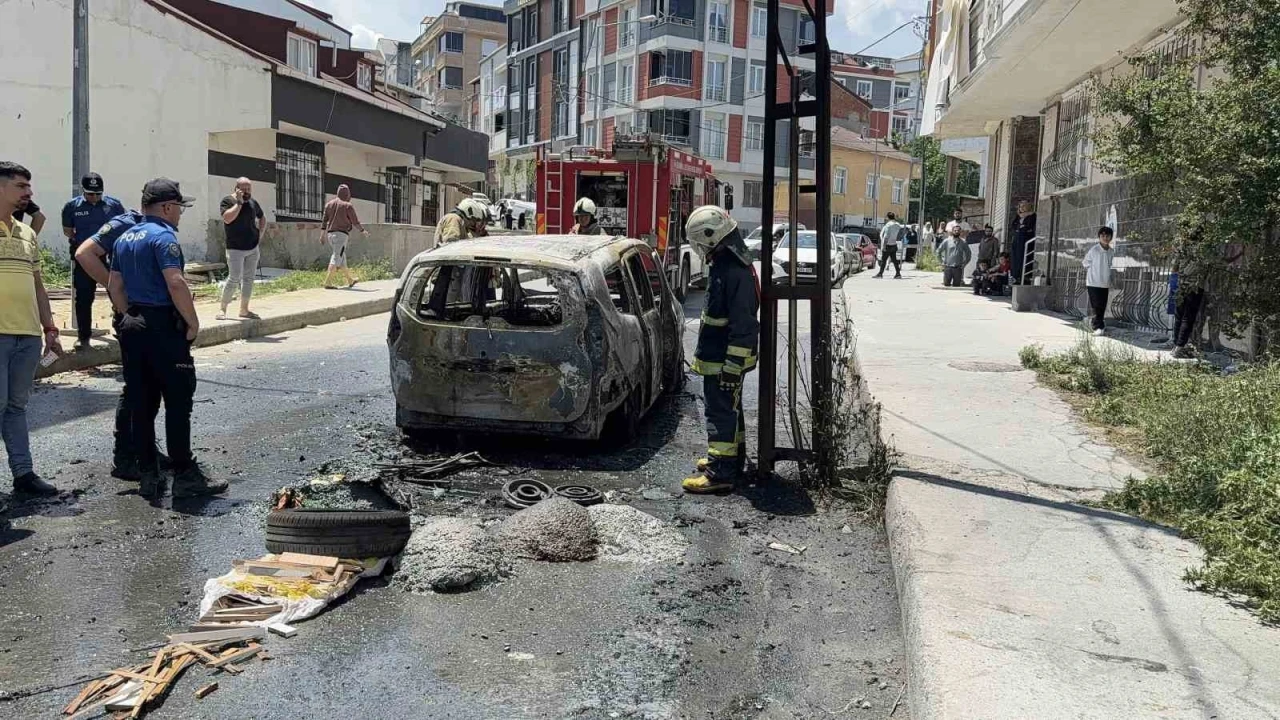Arnavutköy’de park halindeki otomobil alev topuna döndü: O anlar kamerada
