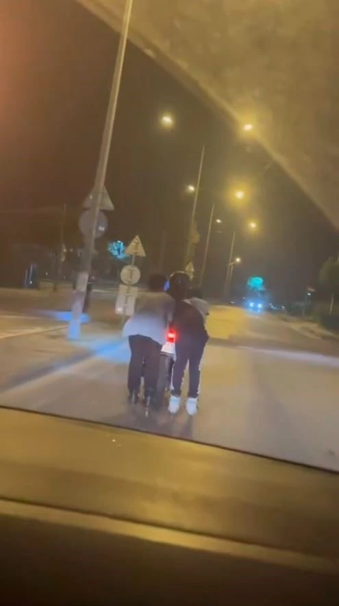Arnavutköy’de paten yolculuğu kötü bitti, otomobilin altında kalmaktan son anda kurtuldu
