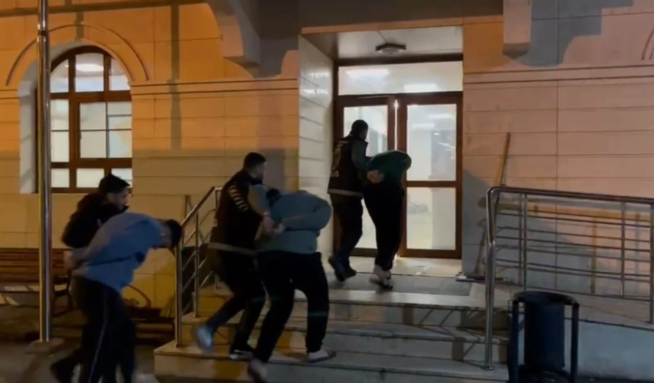 Arnavutk&ouml;y&rsquo;de "kasten &ouml;ld&uuml;rme ve kasten &ouml;ld&uuml;rmeye teşebb&uuml;s" su&ccedil;larından aranan 3 firari yakalandı
