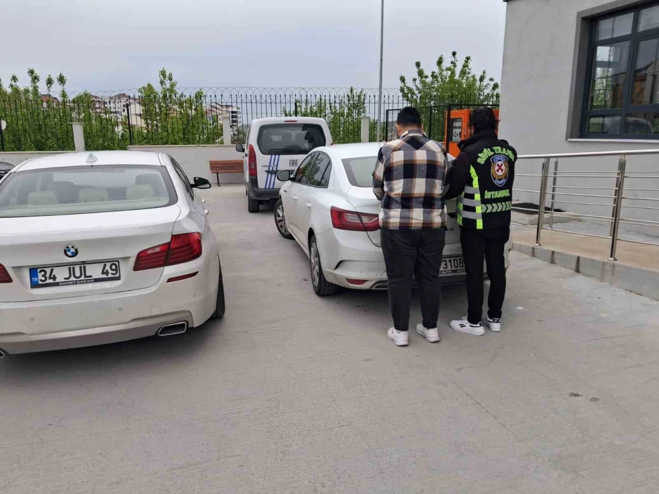 Arnavutk&ouml;y&rsquo;de "makas" atan s&uuml;r&uuml;c&uuml;ye 96 bin TL ceza
