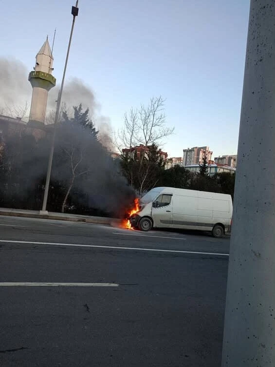 Arnavutk&ouml;y&rsquo;de  seyir halindeki ticari ara&ccedil; alev aldı, o anlar kamerada
