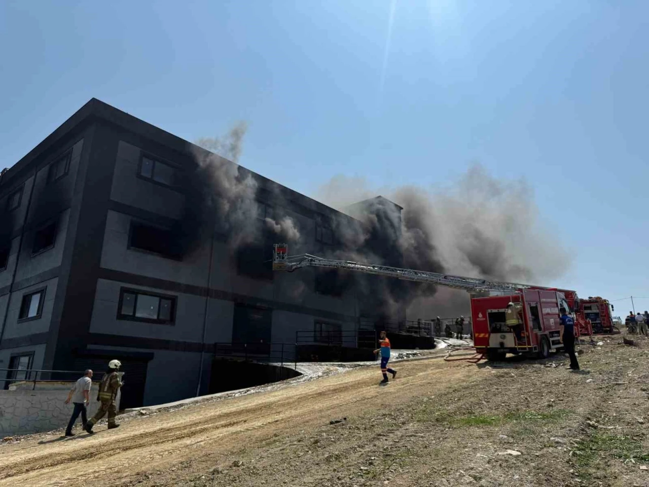Arnavutköy’de terlik fabrikası alevlere teslim oldu
