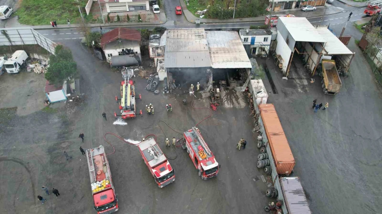 Arnavutköy’de tır tamirhanesinde korkutan yangın
