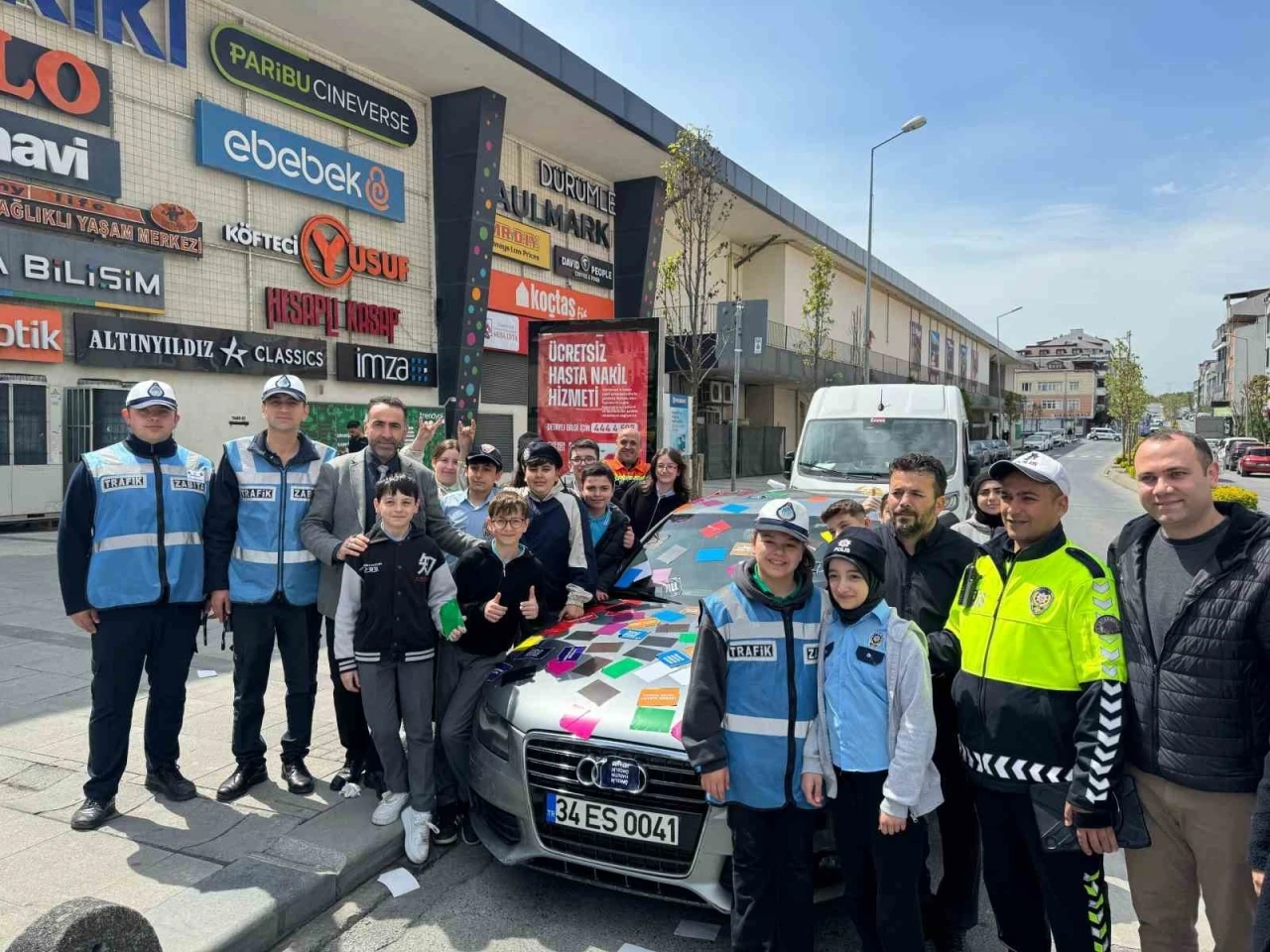 Arnavutköy’de trafik farkındalığına etiketli uyarı: &quot;Öncelik yayanın, öncelik hayatın&quot;
