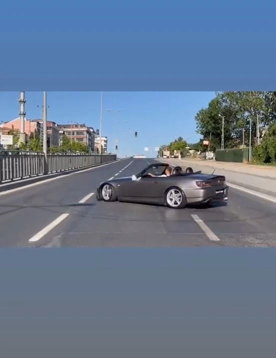 Arnavutköy’de trafik magandaları düğün konvoyunda tehlike saçtı: Kırmızı ışıkta böyle drift attılar
