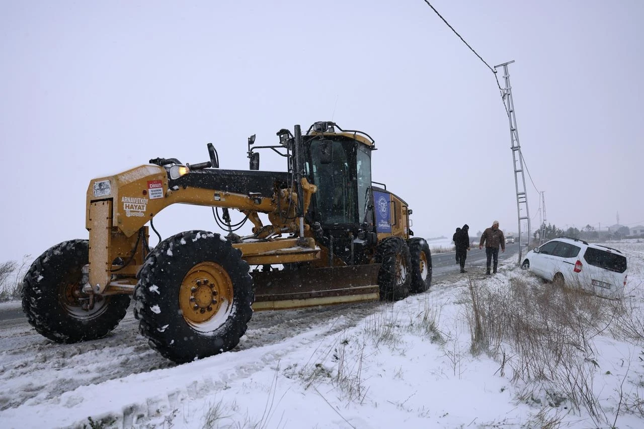 Arnavutk&ouml;y&rsquo;de t&uuml;m yollar a&ccedil;ık: 120 ara&ccedil;, 700 personel sahada
