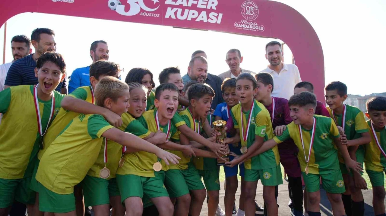 Arnavutköy’de U-11 Minikler Futbol Şampiyonası Zafer Bayramı coşkusuyla gerçekleşti
