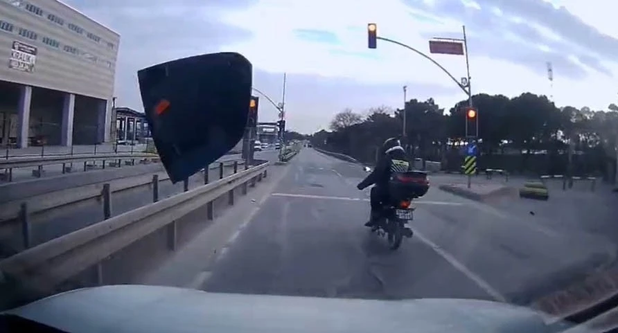 Arnavutk&ouml;y&rsquo;de yol verme tartışması kamerada: Kırmızı ışıkta aynayı kırdı
