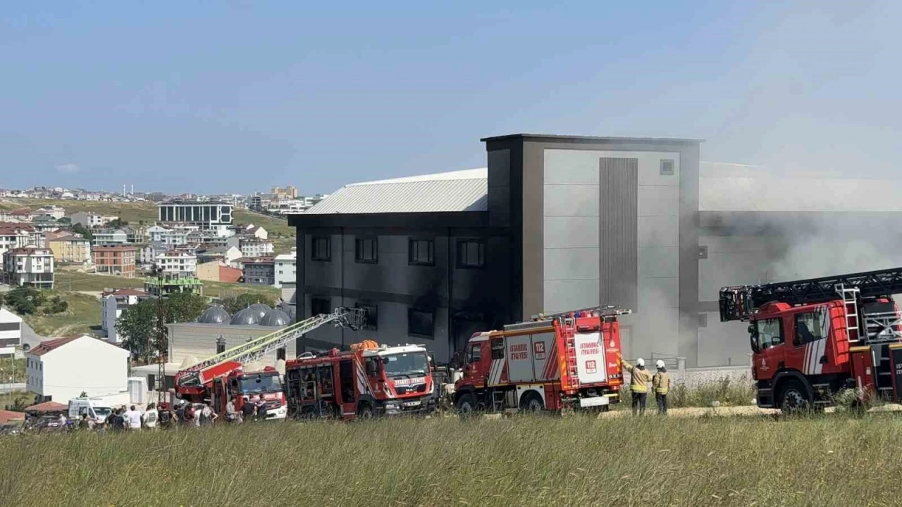 Arnavutköy’deki terlik fabrikasında çıkan yangın söndürüldü
