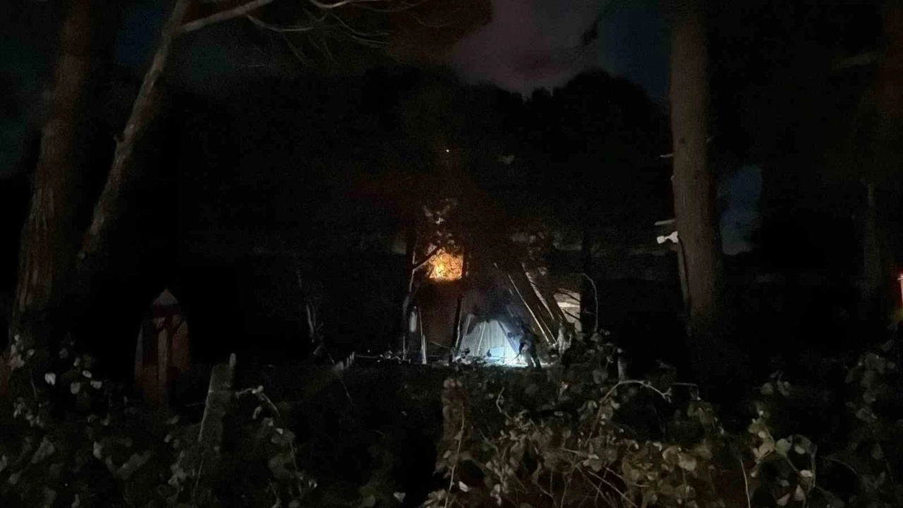 Arnavutk&ouml;y Terkos&rsquo;ta boşaltılan bungalov evler alev alev yandı
