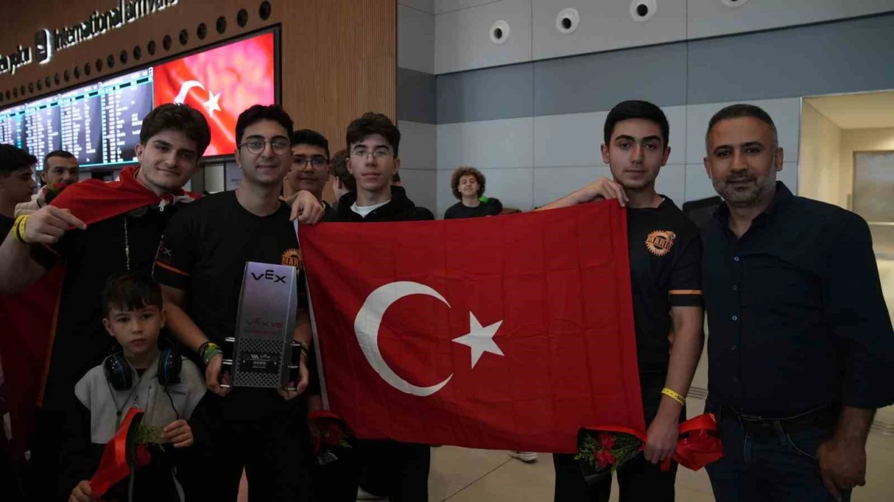 Arnavutköylü öğrenciler ABD’den dünya şampiyonası ödülüyle döndü
