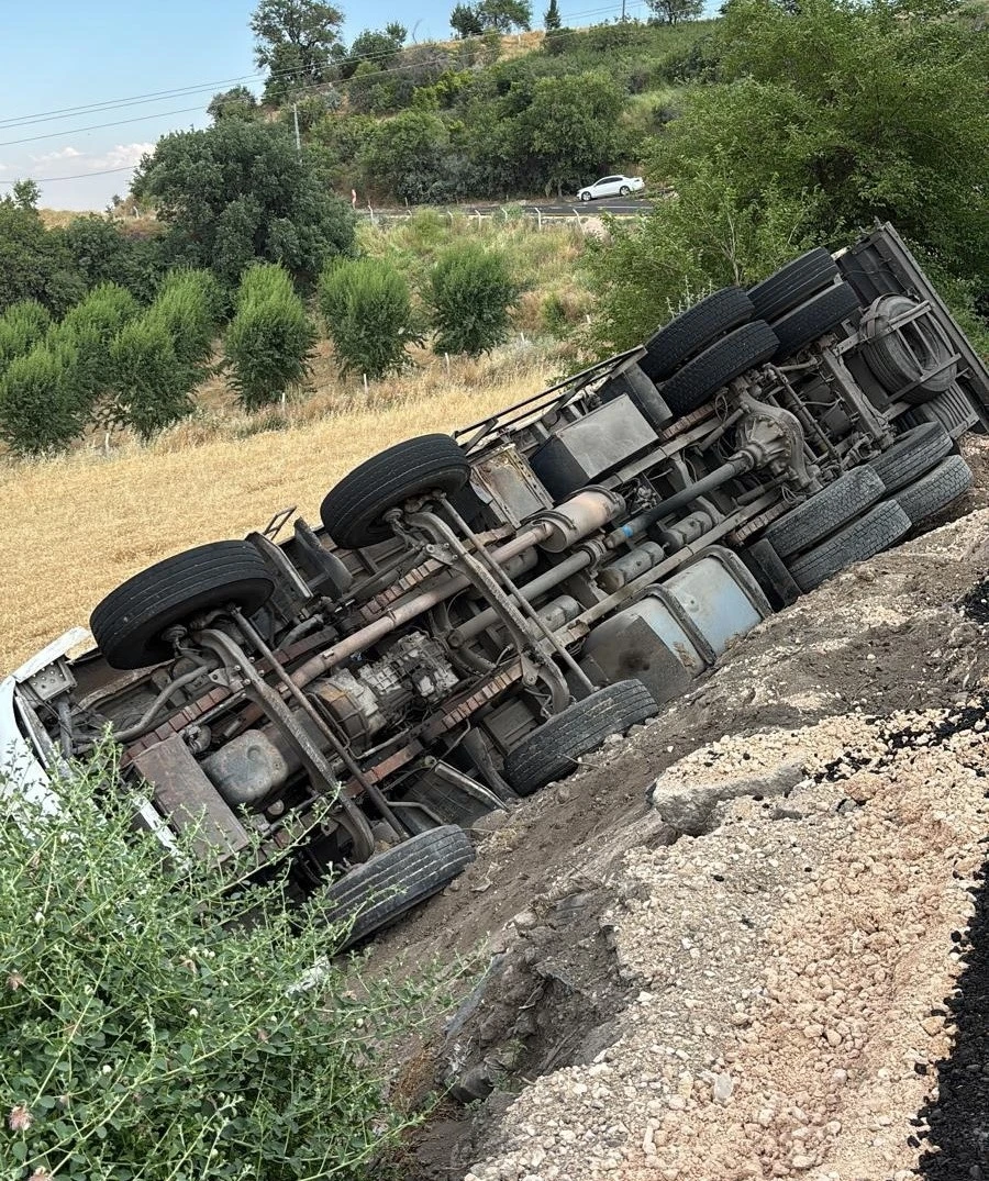 Arpa y&uuml;kl&uuml; kamyon şarampole devrildi
