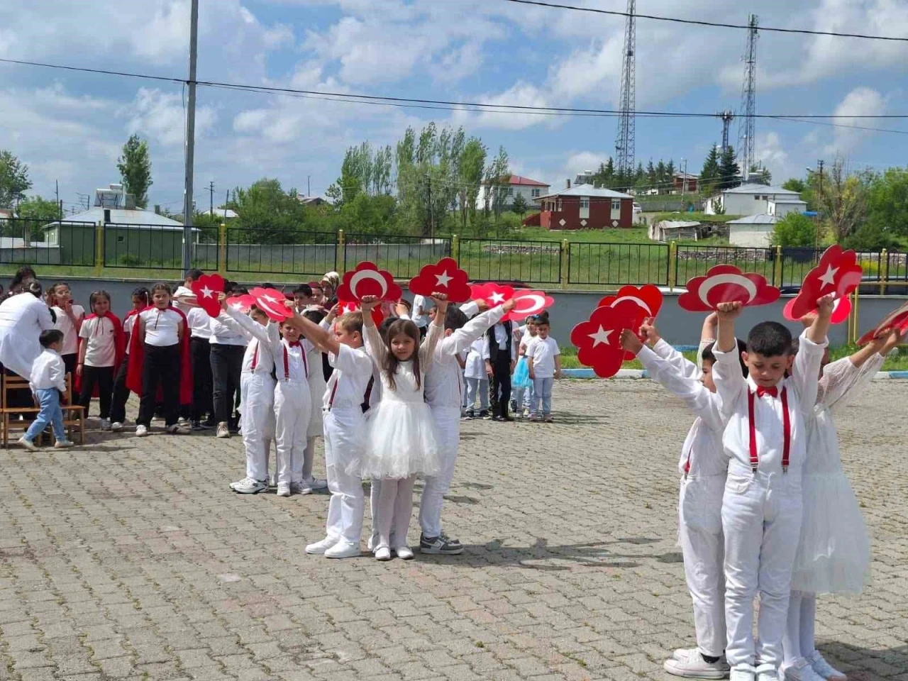 Arpa&ccedil;ay Atat&uuml;rk İlkokulu&rsquo;nda yıl sonu şenliği ve mezuniyet coşkusu
