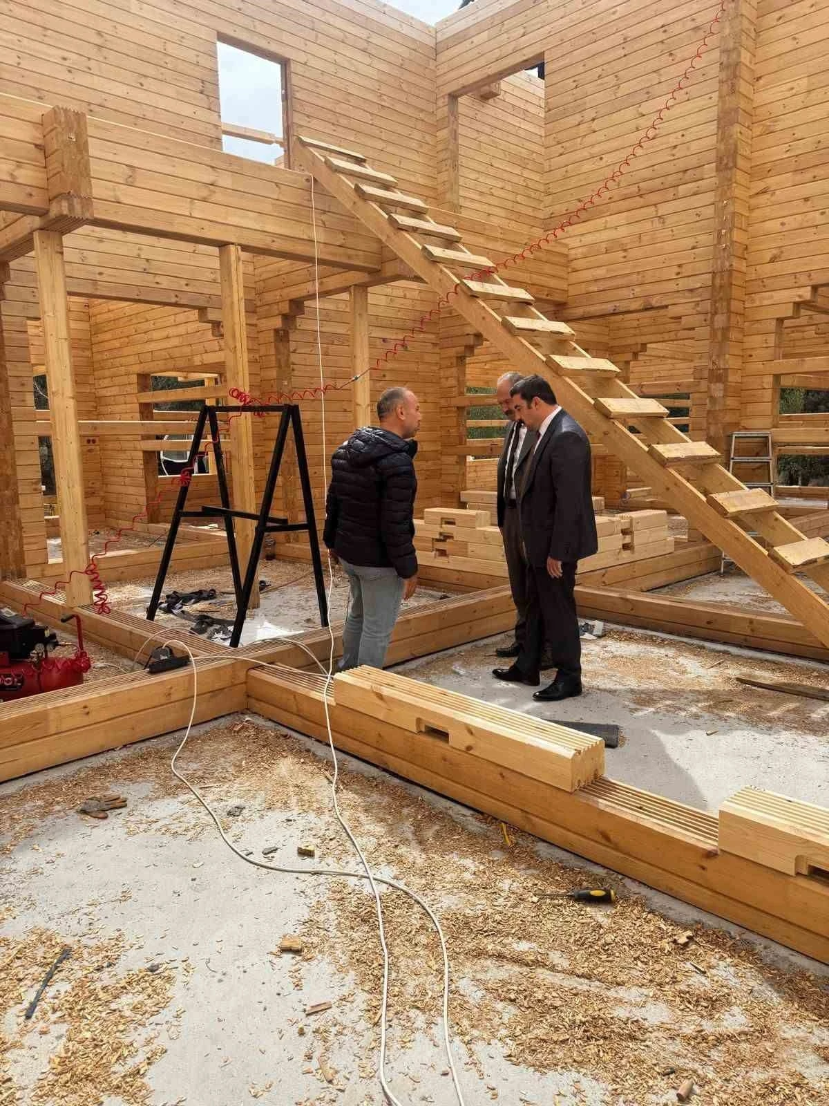 Arpaçay’da Kütük Evi’in yapımı sürüyor
