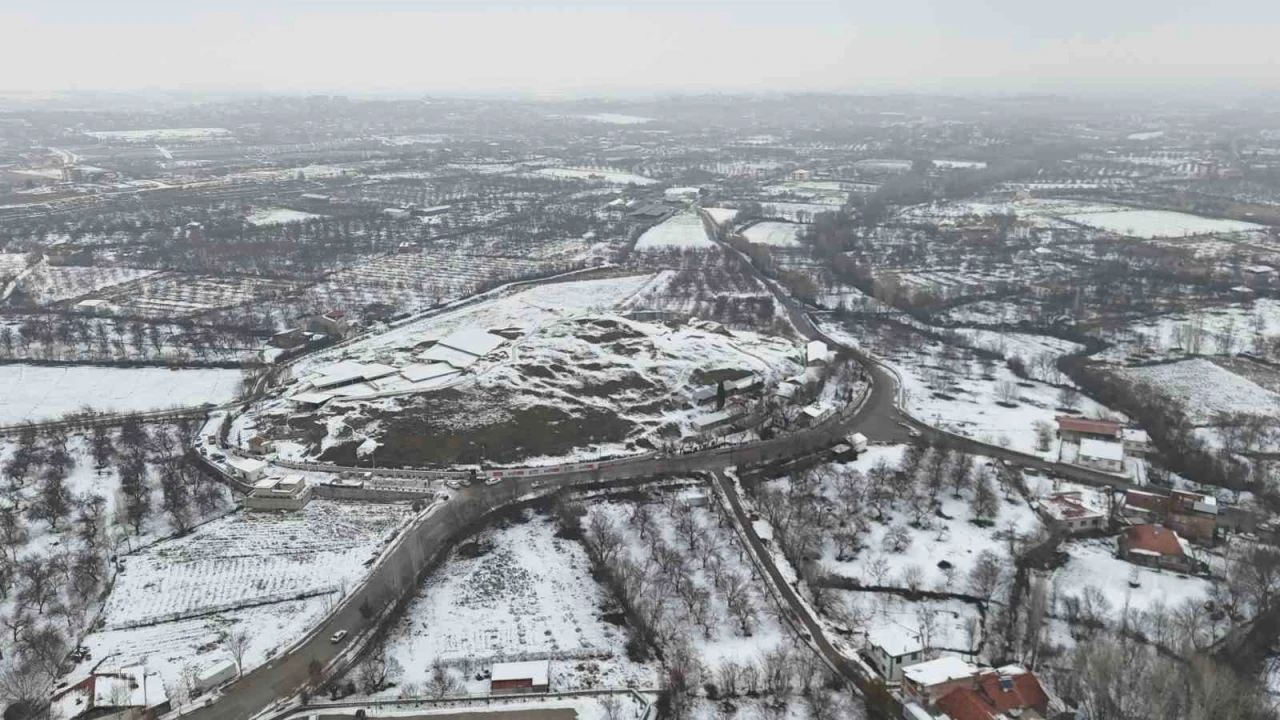 Arslantepe H&ouml;y&uuml;ğ&uuml; karla kaplı haliyle havadan g&ouml;r&uuml;nt&uuml;lendi
