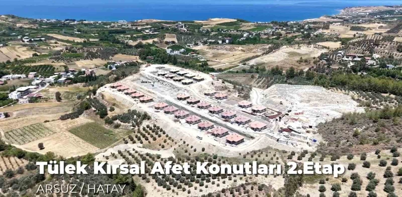 Arsuz’da Akdeniz manzaralı kırsal afet konutlarının inşası sürüyor
